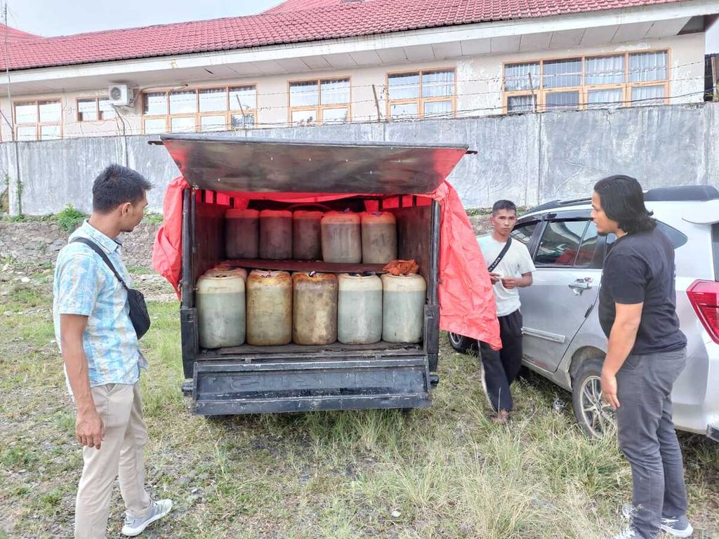 Aparat Polres Solok Selatan menyita 13 jeriken biosolar dan 27 jeriken pertalite dari BH (31), warga Kerinci, Jambi, di Solok Selatan, Sumatera Barat, Rabu (6/4/2022).