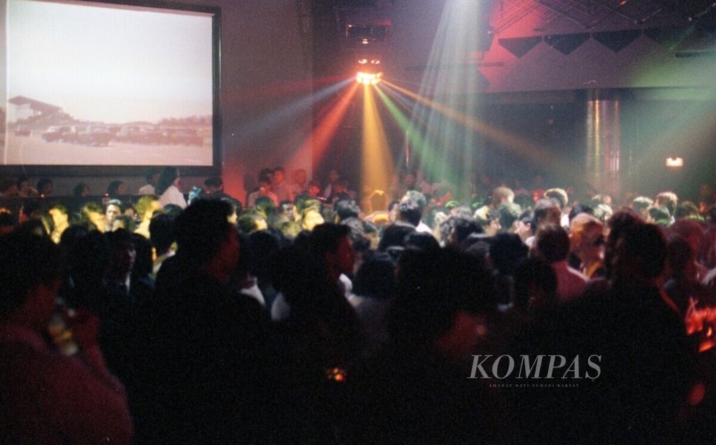 Arsip liputan harian <i>Kompas</i> mengenai bisnis diskotek yang begitu meriah. Bisnis diskotek bukan hanya di Jakarta, melainkan juga di banyak daerah. 