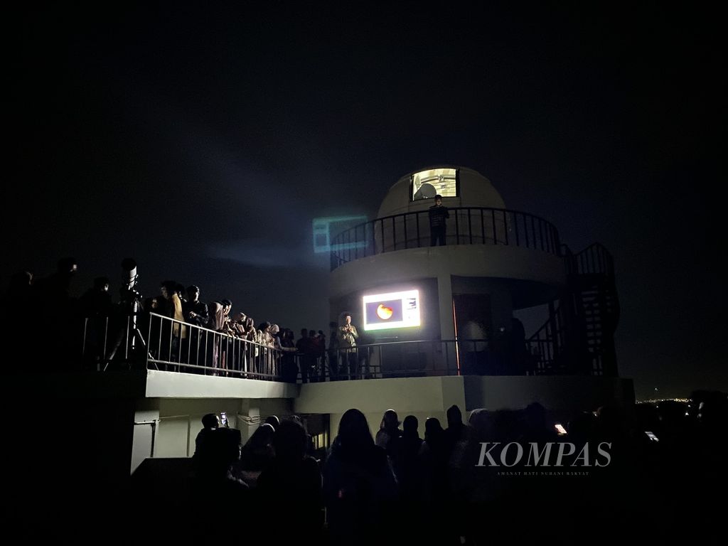 Masyarakat antusias melihat gerhana bulan total di Planetarium UIN Walisongo Semarang, Jawa Tengah, Selasa (8/11/2022). Di tempat tersebut, gerhana bulan mulai terlihat mulai pukul 18.02. Selain menggunakan teleskop, fenomena tersebut bisa dilihat dengan mata telanjang. 