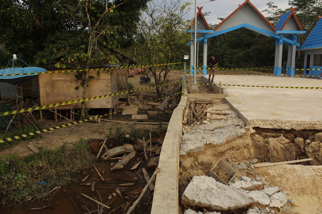 Dermaga Palambahen di Desa Pangkoh Hulu, Kecamatan Pandih Batu, Kabupaten Pulang Pisau, Kalteng ambruk. Dermaga itu dibangun untuk mendukung program <i>food estate</i> di Kalimantan Tengah, Kamis (27/1/2022).