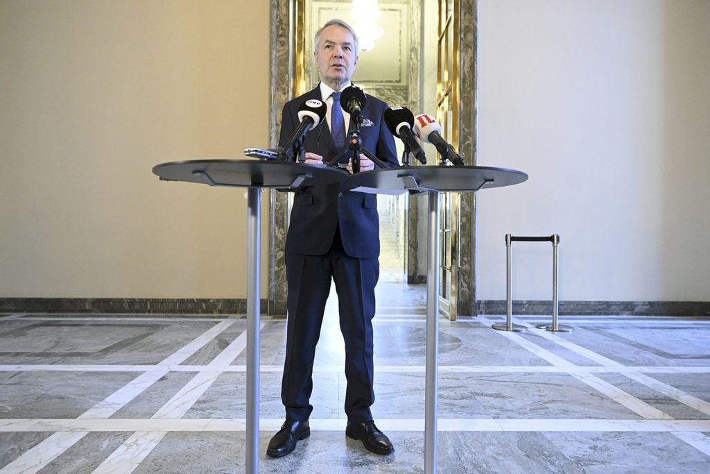 Menteri Luar Negeri Finlandia Pekka Haavisto menyampaikan keterangan dalam konferensi pers di Gedung Parlemen FInlandia, Selasa (24/1/2023). Finlandia memutuskan tetap bersama-sama dengan Swedia dalam aksesi keanggotaan NATO meski didorong untuk memilih berjalan sendirian. 