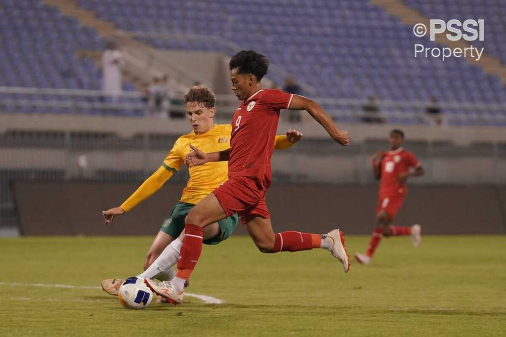 Mierza Firjatullah (tengah), penyerang Indonesia, melakukan duel perebutan bola dengan bek Australia pada laga Grup G kualifikasi Piala Asia U-17 2025 di Stadion Abdullah Alkhalifa, Kuwait, Minggu (27/10/2024).