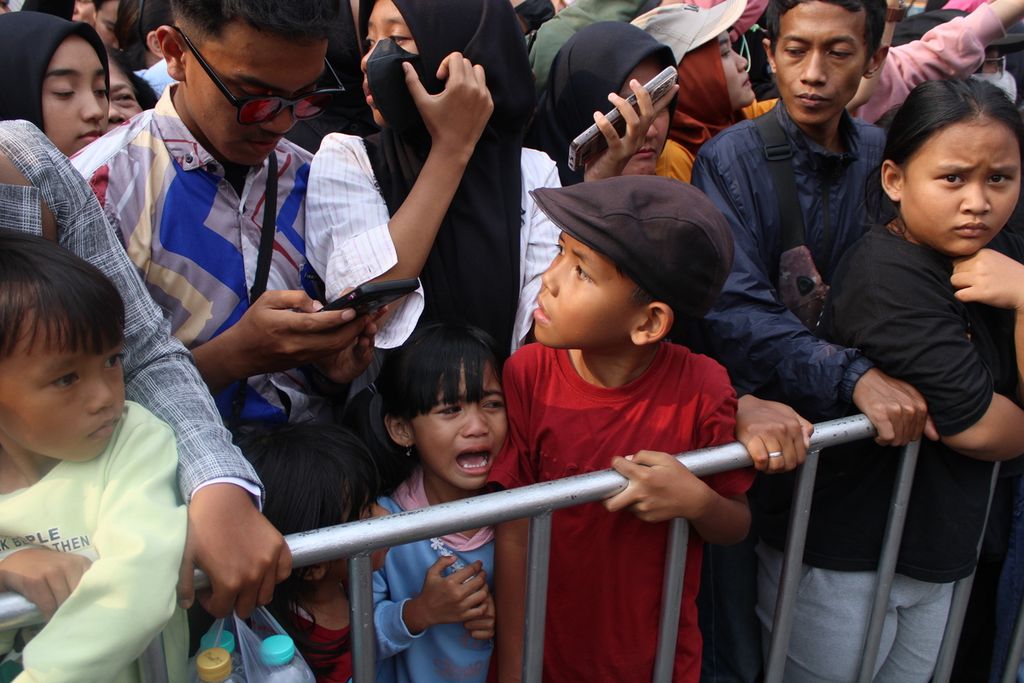 Salah satu anak menangis di tengah keramaian Asia Africa Festival 2023, Kota Bandung, Jawa Barat, Sabtu (29/7/2023). 