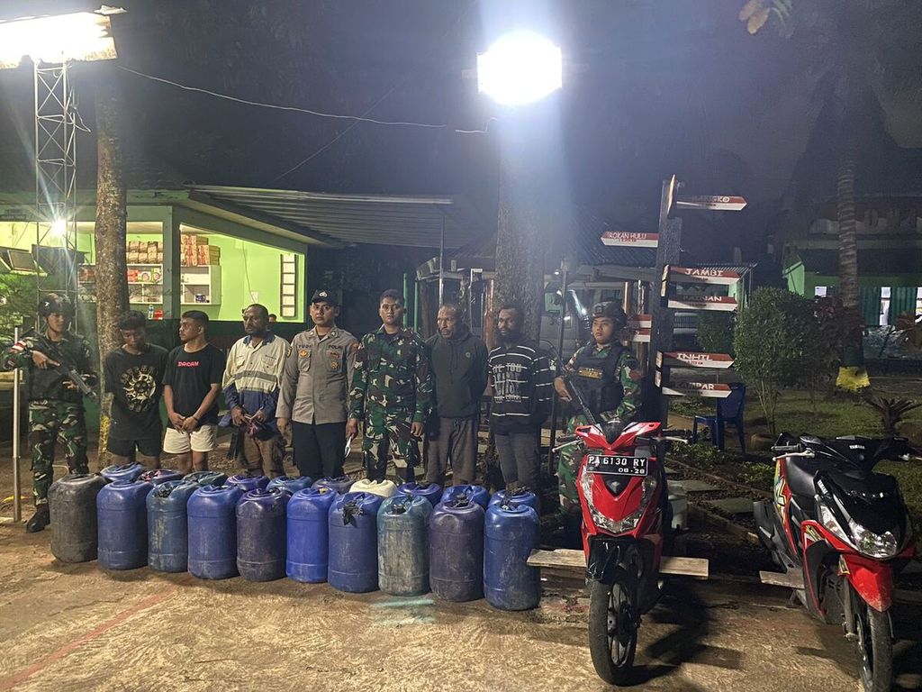 Satuan Tugas Pengamanan Perbatasan Indonesia-Papua Niugini Yonif 122/Tombak Sakti menangkap dua warga Jayapura yang membawa 700 liter BBM. Mereka hendak menggunakan jalur lintas ilegal di Skouw, Distrik Muara Tami, Kota Jayapura, Papua, Selasa (25/6/2024).