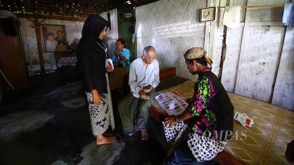 Asmui (79), pemilih lansia, dilayani petugas KPPS untuk melakukan pemilihan di rumahnya di Desa Kemiren, Kecamatan Glagah, Kabupaten Banyuwangi, Rabu (19/4/2019). 