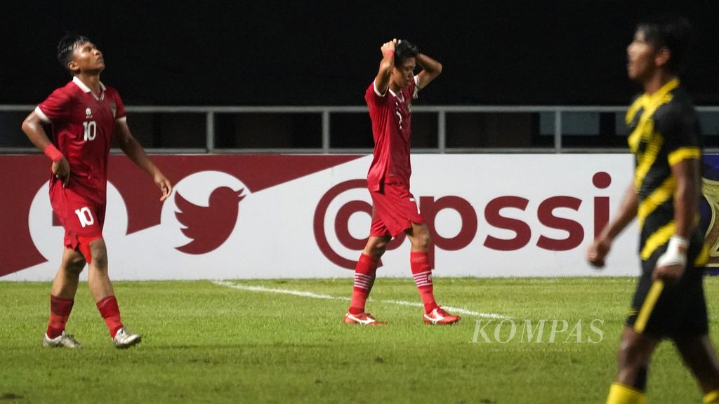Ekpresi pemain tim Indonesia U-17 setelah kebobolan saat melawan tim U-17 Malaysia dalam laga Kualifikasi Piala Asia U-17 2023 di Stadion Pakansari, Bogor, Jawa barat, Minggu (9/10/2022). Indonesia kalah dari Malaysia dengan skor 1-5. Malaysia meninggalkan Indonesia dengan 5 gol di babak pertama. 