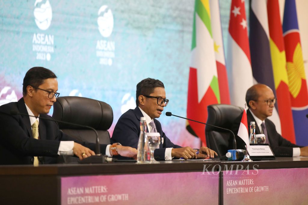 Wakil Menteri Luar Negeri Pahala Nugraha Mansury (tengah) bersama Wakil Menteri BUMN Rosan Perkasa Roeslani (kanan) dan Moderator Hartyo Harkomoyo menyampaikan penjelasan mengenai ASEAN-Indo Pacific Forum (AIPF) di media center KTT ke-43 ASEAN di Jakarta, Selasa (5/9/2023). 