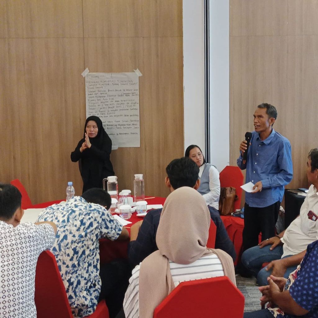 Caleg DPR RI Dapil Sulawesi Selatan I dari Partai Solidaritas Indonesia (PSI), Noldus Pandin (berdiri kanan), menggelar pertemuan dengan pendukungnya beberapa waktu lalu.