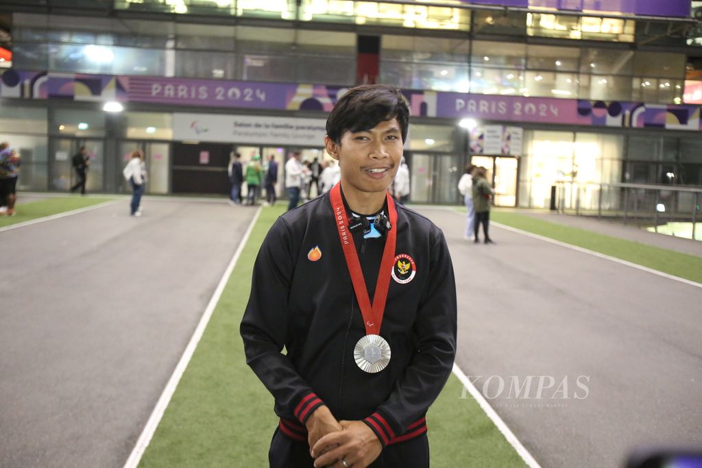 Pelari Saptoyogo Purnomo berpose di depan Stadion Stade de France, Paris, Perancis, setelah menerima medali perak dari nomor lari 100 meter putra klasifikasi T37 Paralimpiade Paris, Jumat (30/8/2024) waktu setempat atau Sabtu (31/8/2024) dini hari WIB.