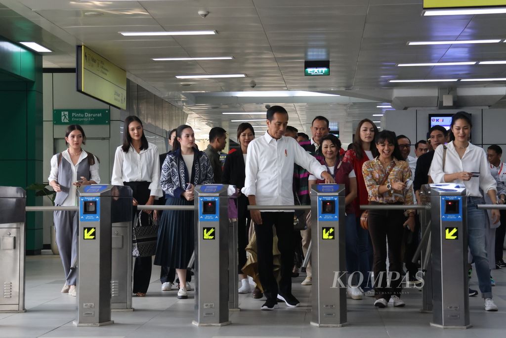 Presiden Joko Widodo menempelkan kartu uang elektronik untuk melintasi gerbang sebelum menaiki LRT dari Stasiun Jatimulya, Bekasi, Kamis (10/8/2023). Dalam uji coba yang berakhir di Stasiun Dukuh Atas, Jakarta, ini Presiden mengajak belasan pesohor.