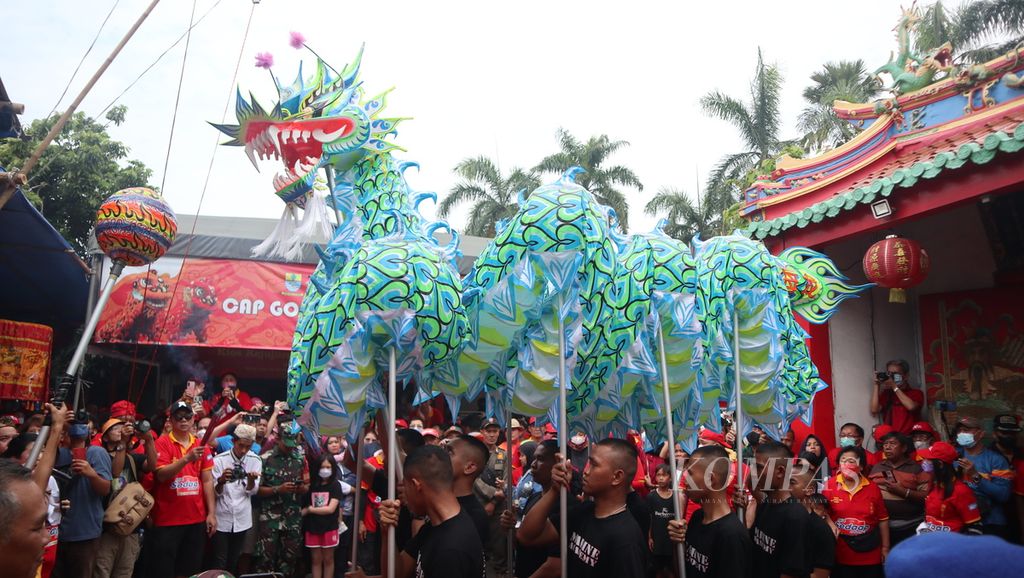 Atraksi liong membuka acara Cap Go Meh di Wihara Dewi Welas Asih, Kota Cirebon, Jawa Barat, Minggu (5/2/2023). Perayaan 15 hari setelah tahun baru Imlek itu berlangsung semarak. Masyarakat dari beragam latar belakang turut menyaksikan tradisi tersebut.