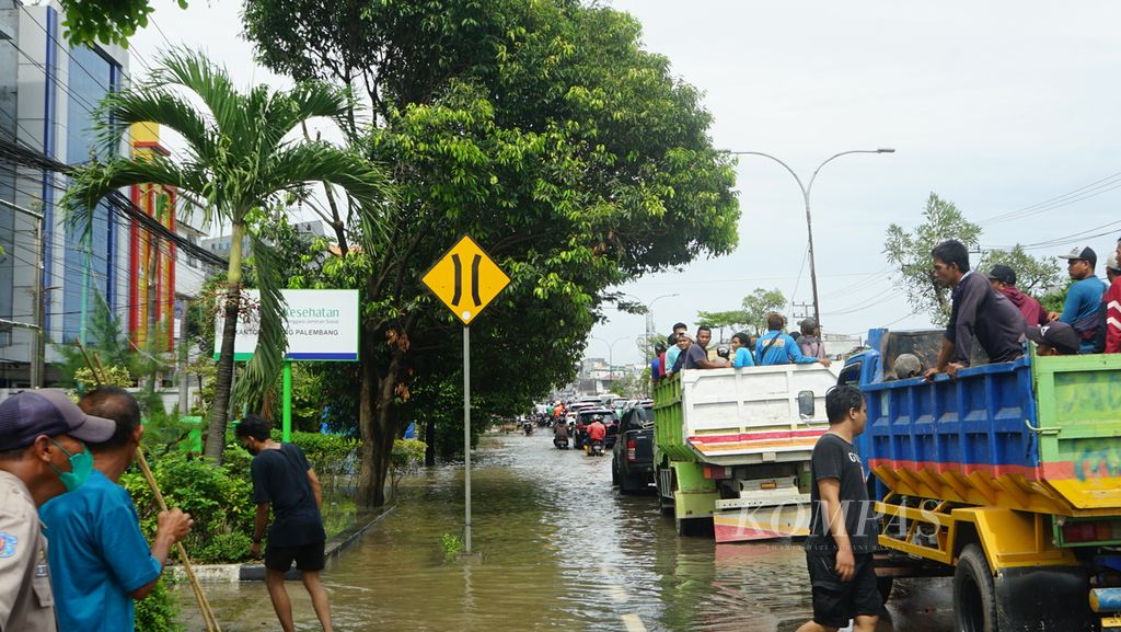 Banjir yang terjadi di Jalan R Soekamto, Palembang, Sumatera Selatan, Kamis (6/10/2022). Akibat pasang Sungai Musi dan cuaca ekstrem,  sejumlah titik di Kota Palembang terendam banjir. Kondisi ini sempat menghambat aktivitas warga.