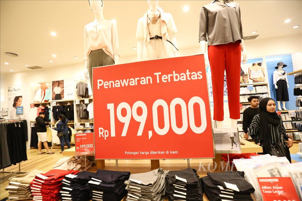 Penawaran terbatas menghiasi gerai pakaian di pusat perbelanjaan di kawasan BSD City, Tangerang, Banten, Rabu (29/5/2019). Momen Lebaran dimanfaatkan oleh pengelola pusat perbelanjaan untuk meningkatkan penjualan, antara lain dengan memberikan promosi diskon.