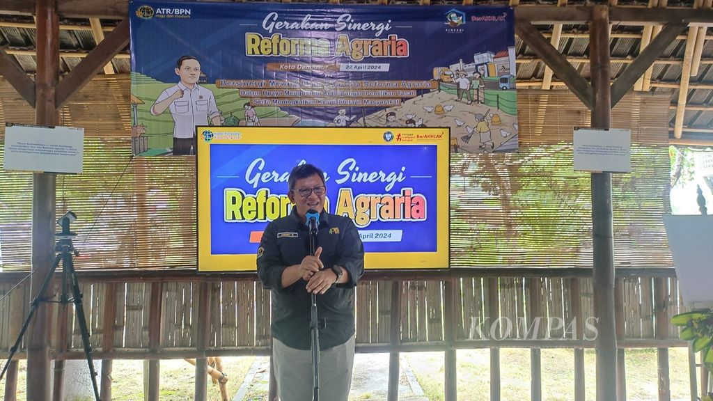 The Regional Office of the Ministry of ATR/BPN in Bali, together with the Land Office of Denpasar City, held the 2024 Agrarian Reform Synergy Movement event on Monday (22/4/2024) in the Serangan Village, South Denpasar District, Denpasar City. The Head of the Regional Office of the Ministry of ATR/BPN in Bali, Andry Novijandri, delivered a speech at the 2024 Agrarian Reform Synergy Movement event.