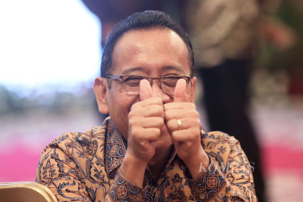 Reaksi Menteri Sekretaris Negara Pratikno saat menyapa tamu undangan sebelum mengikuti penyampaian Laporan Hasil Pemeriksaan atas Laporan Keuangan Pemerintah Pusat (LHP LKPP) tahun 2022 dari Badan Pemeriksa Keuangan di Istana Merdeka, Jakarta, Senin (26/6/2023). 