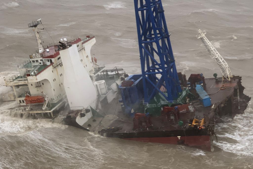 Foto selebaran yang diambil dan dirilis Badan Penerbangan Pemerintah Hong Kong pada 2 Juli 2022 menunjukkan sebuah kapal yang terbelah dua setelah dihantam topan Chaba, saat operasi penyelamatan awak kapal di Laut China Selatan, 160 mil laut barat daya Hong Kong. 