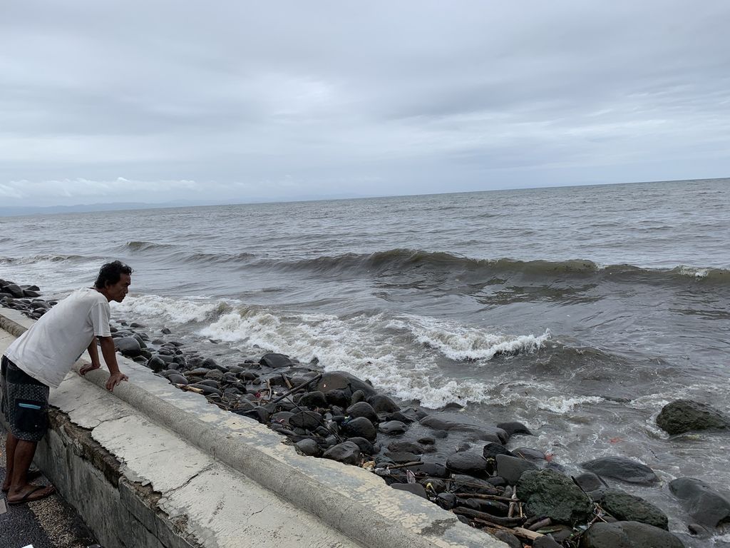 Warga melihat gelombang tinggi di kawasan Pantai Ampenan, Kota Mataram, Nusa Tenggara Barat, Senin (6/2/2023). 