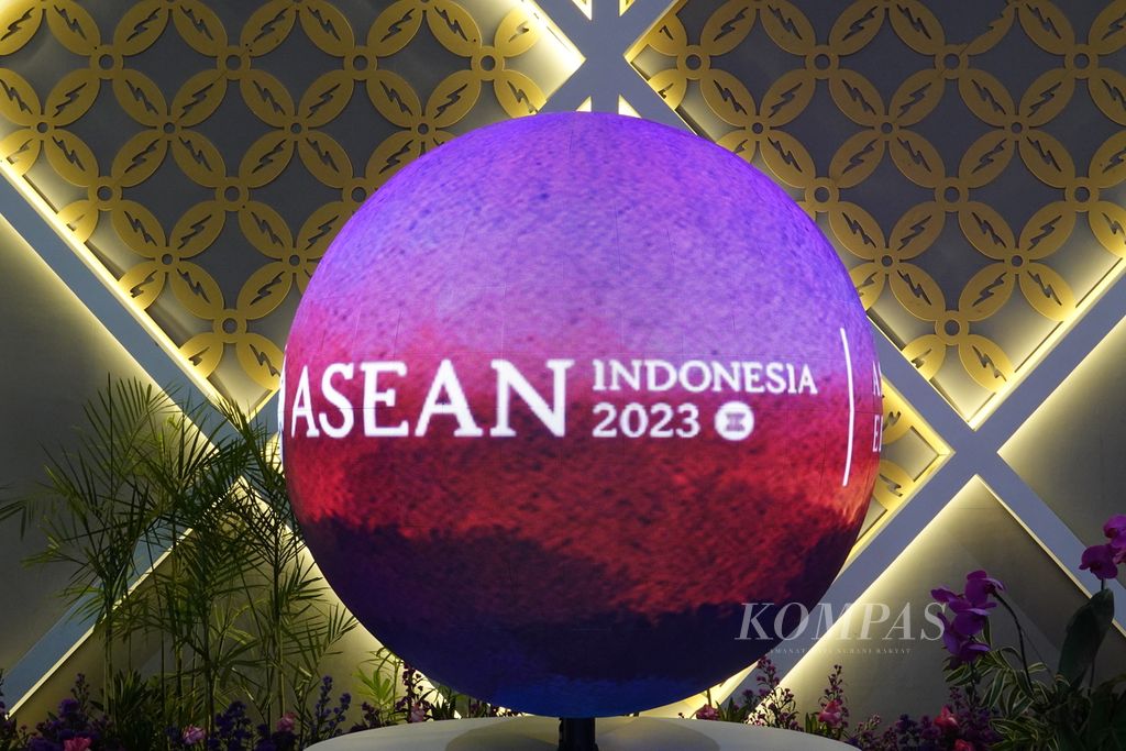 Pernak-pernik yang akan menghiasi penyelenggaraan Konferensi Tingkat Tinggi (KTT) Ke-43 ASEAN. Presiden Joko Widodo meninjau kesiapan jelang KTT ASEAN pada Jumat (1/9/2023). KTT akan diselenggarakan di Jakarta Convention Center, Jakarta, pada 5-7 September mendatang.