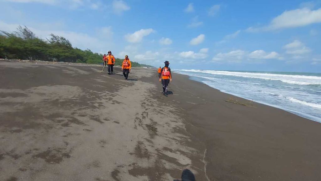 Tim Basarnas bersama Tim SAR Gabungan  mencari korban tenggelam di Pantai Lembupurwo, Kebumen, Jawa Tengah, Senin (24/4/2023).
