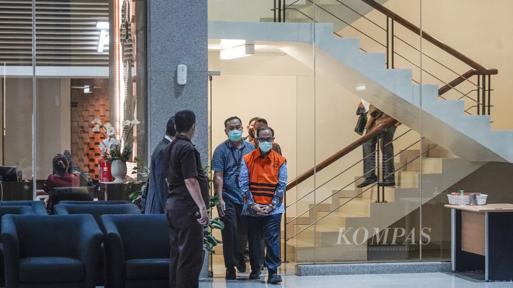 Hakim Agung Gazalba Saleh mengenakan rompi tahanan setelah menjalani pemeriksaan di KPK, Jakarta, Kamis (8/12/2022).