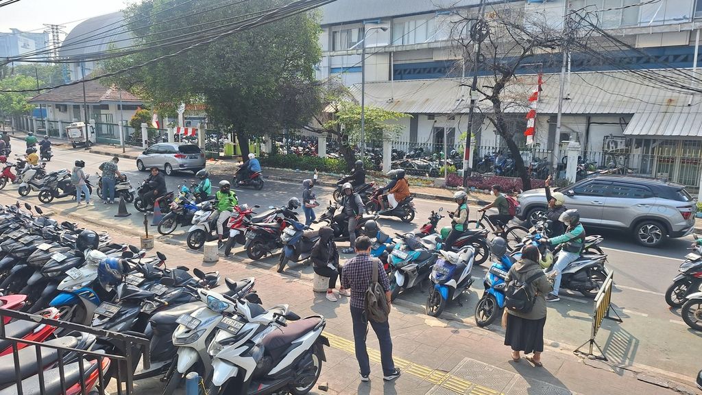 Suasana titik jemput transportasi daring di Stasiun Palmerah, Jakarta Pusat, Kamis (29/8/2024).