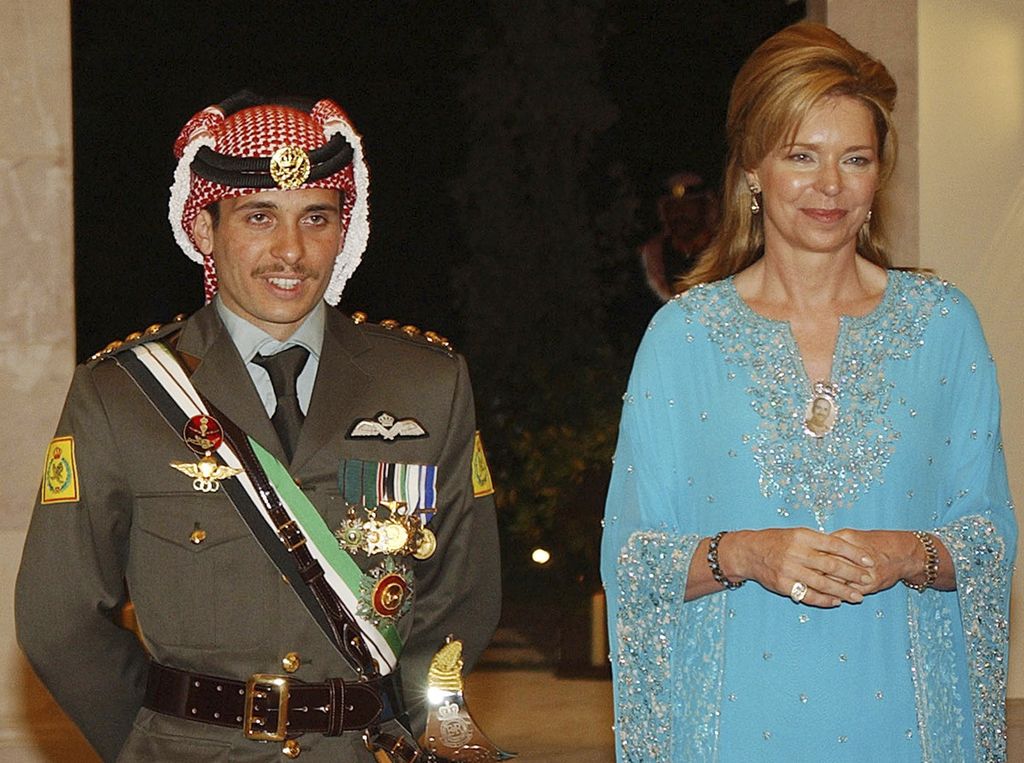 Mantan Putra Mahkota Kerajaan Jordania, Pangeran Hamzah (kiri), berjalan bersama sang ibu, Ratu Noor, saat upacara pernikahan sang pangeran di Amman, Jordania, 27 Mei 2004. 