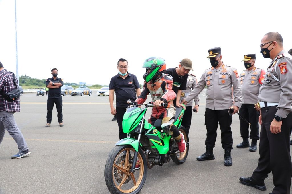 Sejumlah komunitas balap menjajal calon lokasi <i>street race </i>di Kawasan Perumahan Vida, Bantar Gebang, Kota Bekasi, Jawa Barat, Kamis (20/1/2022).