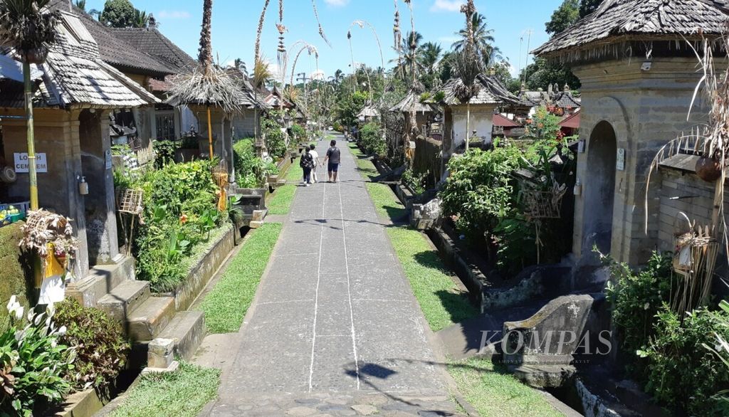Suasana Desa Adat Penglipuran, desa wisata di Kabupaten Bangli, Bali, Sabtu (17/4/2021).