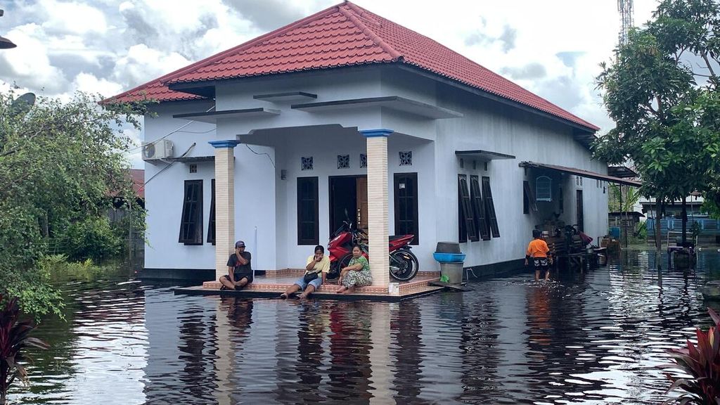 Warga beraktivitas di tengah banjir yang melanda rumah mereka di Sampit, Kabupaten Kotawaringin Timur, Kalimantan Tengah, Kamis (2/5/2024).