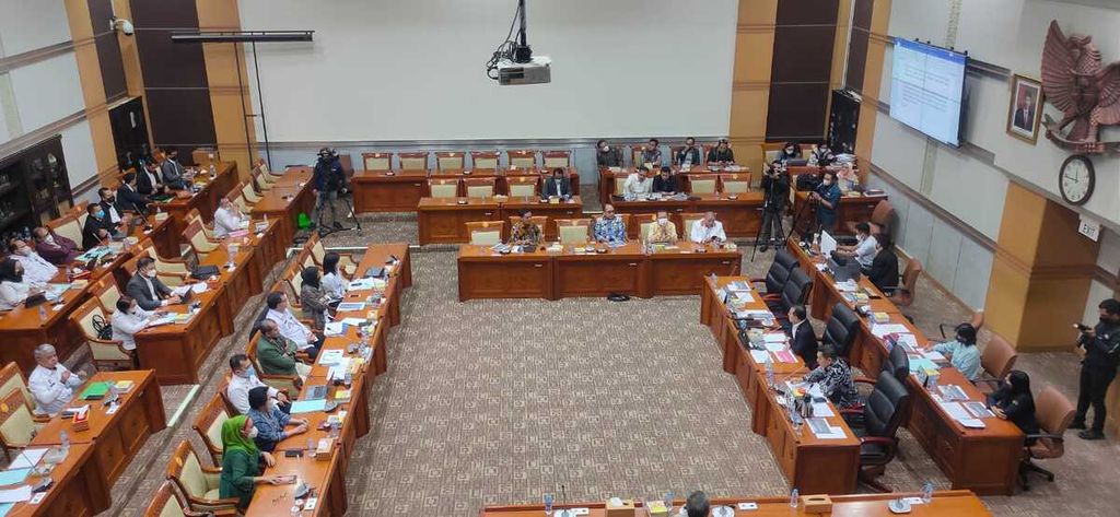 Rapat kerja Komisi III DPR dengan Kementerian Hukum dan HAM di Jakarta, Rabu (6/7/2022). Dalam rapat tersebut, Wakil Menteri Hukum dan HAM Edward OS Hiariej menyerahkan draf RKUHP yang telah disempurnakan kepada Komisi III.
