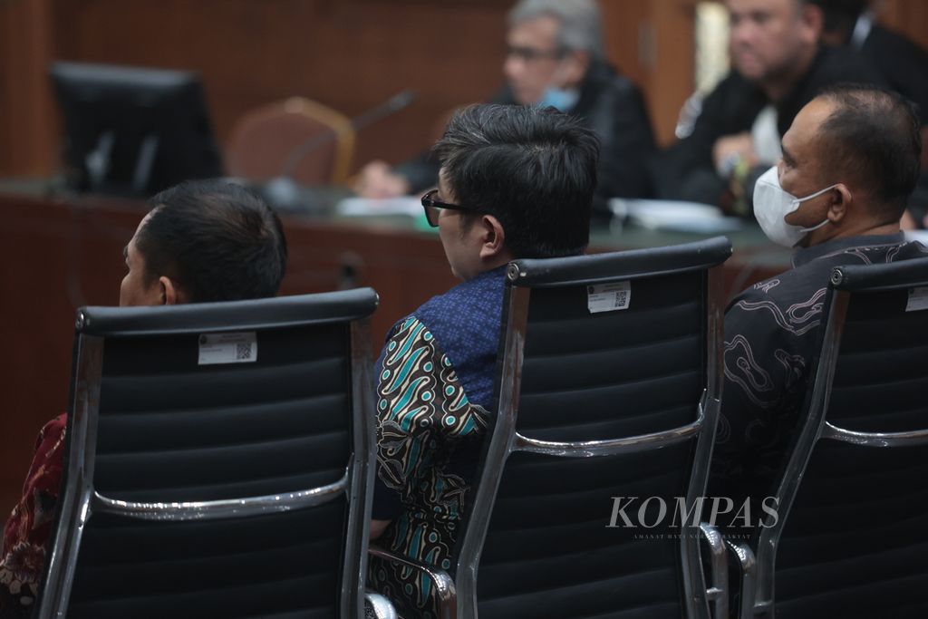 Terdakwa kasus dugaan korupsi menara <i>base transceiver station</i> (BTS) 4G Kemenkominfo, Galumbang Menak Simanjuntak (kiri), Mukti Ali (tengah), dan Irwan Hermawan, menjalani sidang di Pengadilan Tindak Pidana Korupsi, Jakarta, Senin (30/10/2023). 