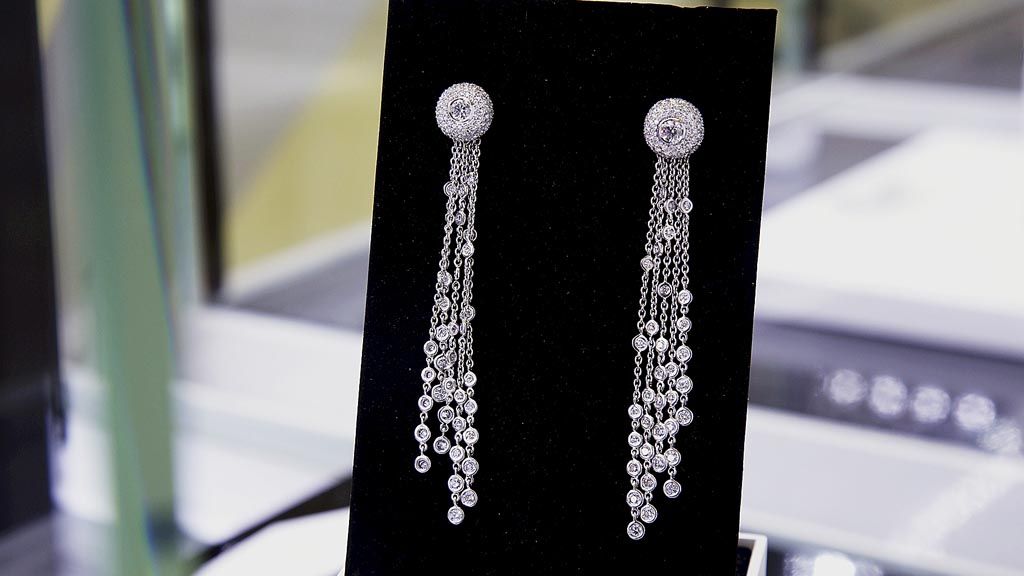 Millemoi Multidrops Earrings dengan total berlian 3.61 karat. Pernah dipakai Asley Graham saat Harpers Bazaar Women of The Year Award 2017.