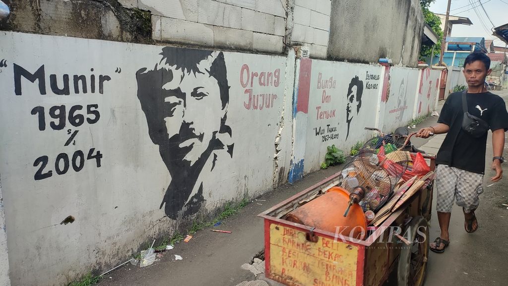 Mural para aktivis hak asasi manusia yang hilang atau meninggal dunia karena perjuangan mereka, seperti Tan Malaka, Marsinah, Wiji Thukul, dan Munir tergambar di gang sempit kawasan pada penduduk di kawasan Pondok Cabe, Tangerang Selatan, Banten, Sabtu (11/6/2022).