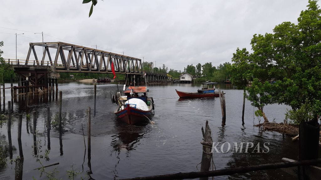 Sejumlah perahu sedang bersandar di Desa Teluk Pambang, Kecamatan Bantan, Kabupaten Bengkalis, Provinsi Riau, Selasa (9/7/2024). Di daerah ini, praktik perambahan liar masih terjadi. Situasi ini membuat keberadaan hutan mangrove terancam.