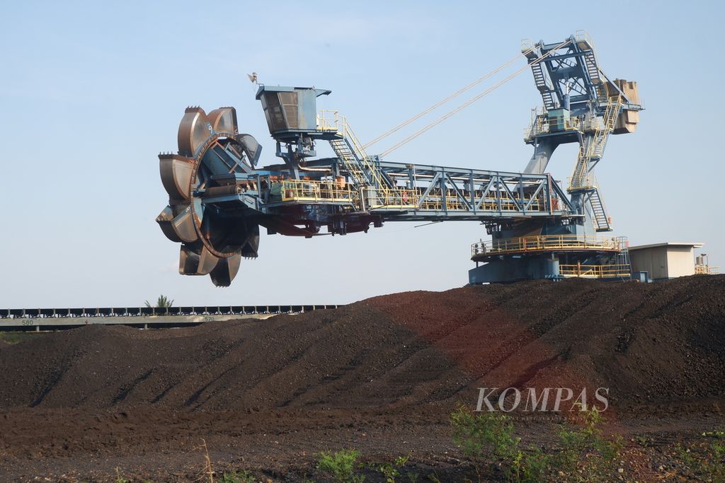 Alat pencurah batubara atau <i>reclaimer </i>beroperasi di North Pulau Laut Coal Terminal (NPLCT) batubara milik PT Arutmin Indonesia, di Kabupaten Kotabaru, Kalimantan Selatan, Kamis (26/10/2023). 