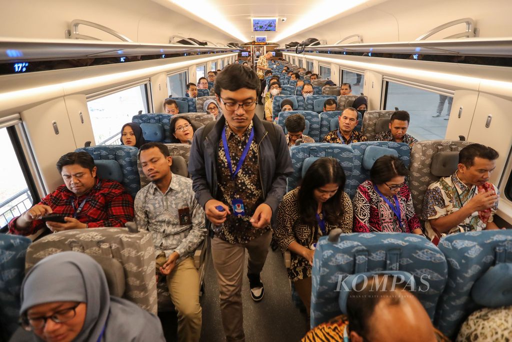 Penumpang berjalan di dalam kereta cepat saat mengikuti uji coba operasional Kereta Cepat Indonesia China (KCIC) di Stasiun Halim, Jakarta, Jumat (15/9/2023). 