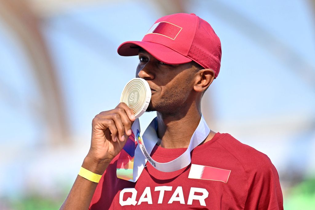 Atlet loncat tinggi Qatar, Mutaz Barshim, mencium medali emas pada ajang Kejuaraan Dunia Atletik di Eugene, Oregon, 19 Juli 2022. 