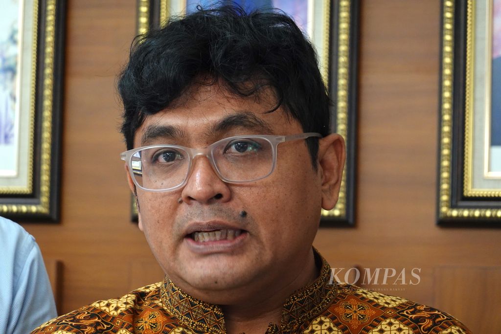 Koordinator ICW Agus Sunaryanto memberikan keterangan pers usai turut hadir memberikan masukan kepada Panitia Seleksi Calon Pimpinan dan Dewan Pengawas Komisi Pemberantasan Korupsi atau Pansel KPK masa jabatan 2024-2029. Pansel KPK menyerap aspirasi dari jaringan organisasi masyarakat sipil di kantor Sekretariat Negara, Jakarta, Senin (10/6/2024).