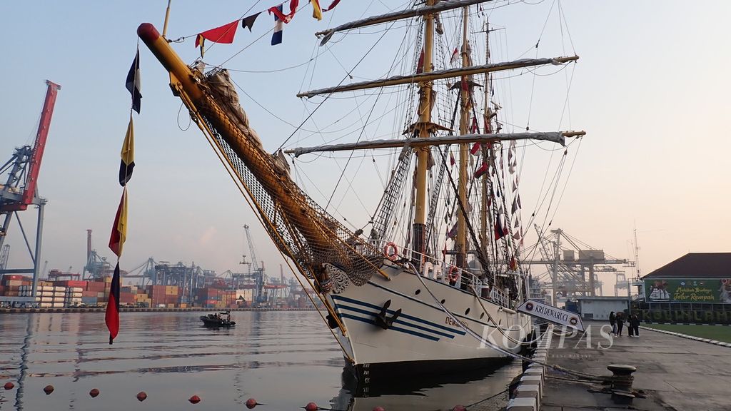 Kapal layar KRI Dewaruci bersandar di dermaga Komando Lintas Laut Militer (Kolinlamil) di Tanjung Priok, Jakarta Utara, Jumat (7/6/2024), sebelum melakukan pelayaran Muhibah Budaya Jalur Rempah.