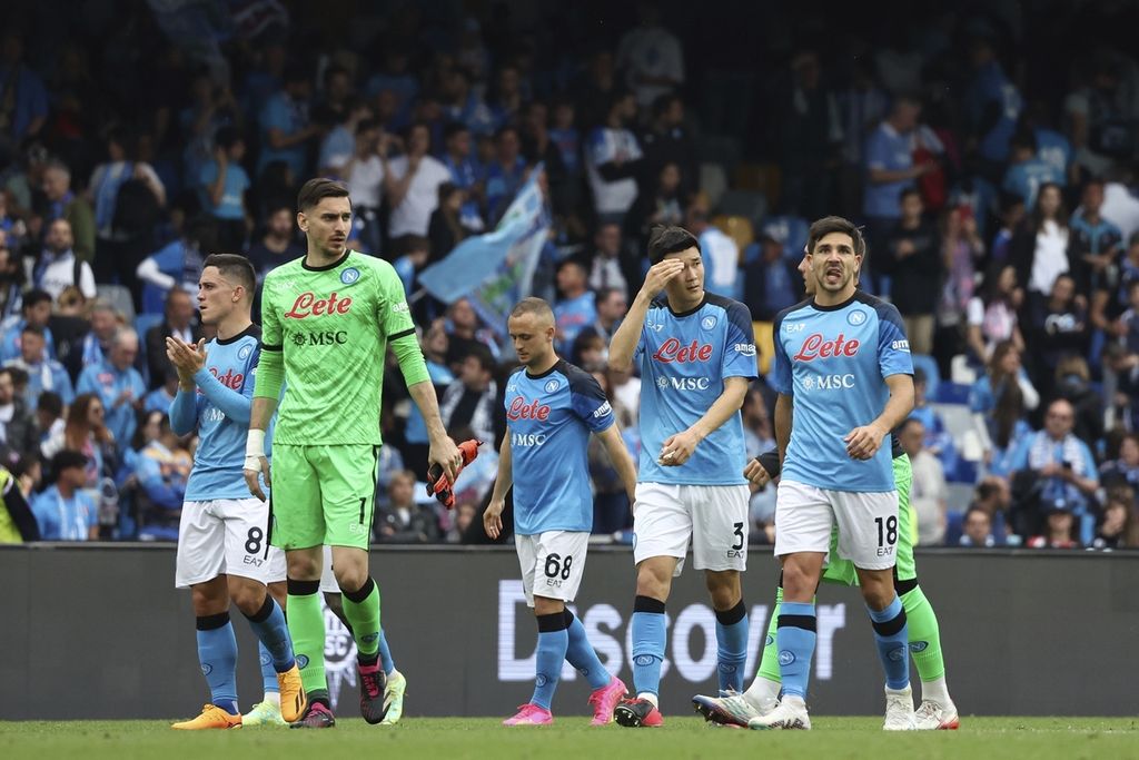 Para pemain Napoli meninggalkan lapangan setelah ditahan imbang Salernitana, 1-1, pada laga Liga Italia di Stadion Diego Maradona, Napoli, Minggu (30/4/2023).