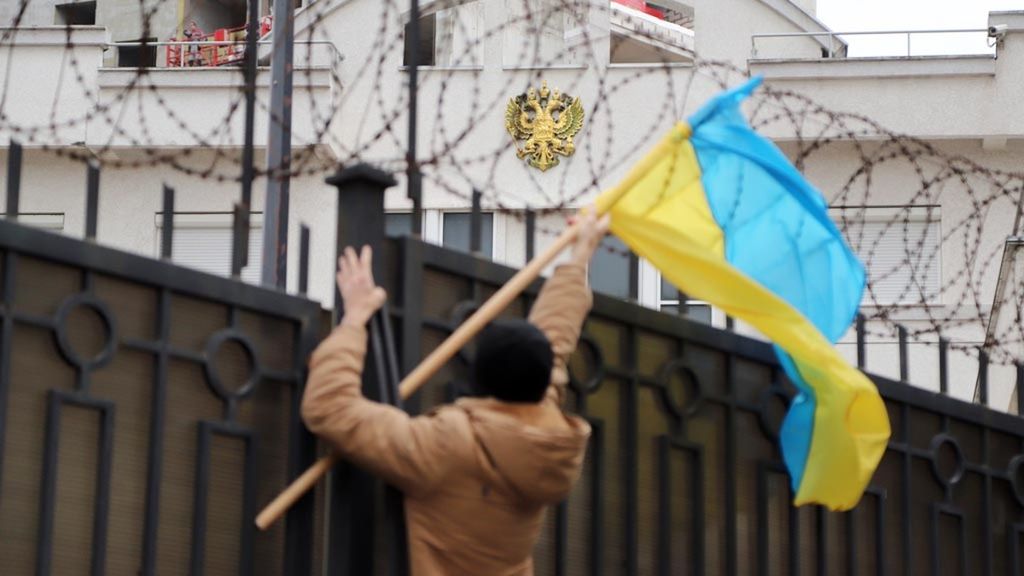 Aktivis memasang bendera Ukraina di pagar konsulat Rusia di Kota Odessa, Ukraina Senin (26/11/2018).