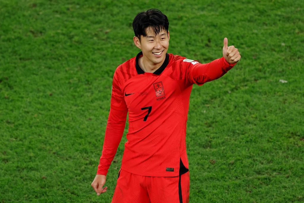 Kapten Korea Selatan, Son Heung-min, merayakan kemenangan 2-1 atas Australia di perempat final Piala Asia 2023, 2 Februari 2024. Korsel akan ditantang Jordania di semifinal, Selasa (6/2/2024).