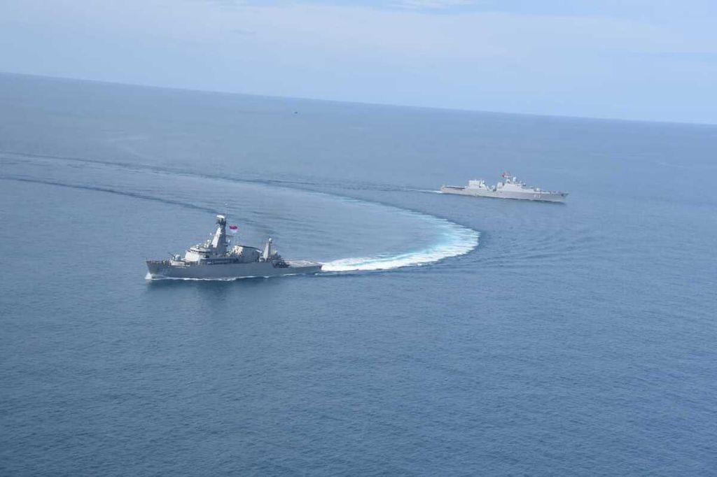 KRI Bung Tomo-357 dan kapal frigat Vietnam 012-Ly Thai To mengikuti Latihan Bersama (Latma) Codex 22B-I di perairan timur Pulau Bintan pada 31 Agustus-1 September 2022.