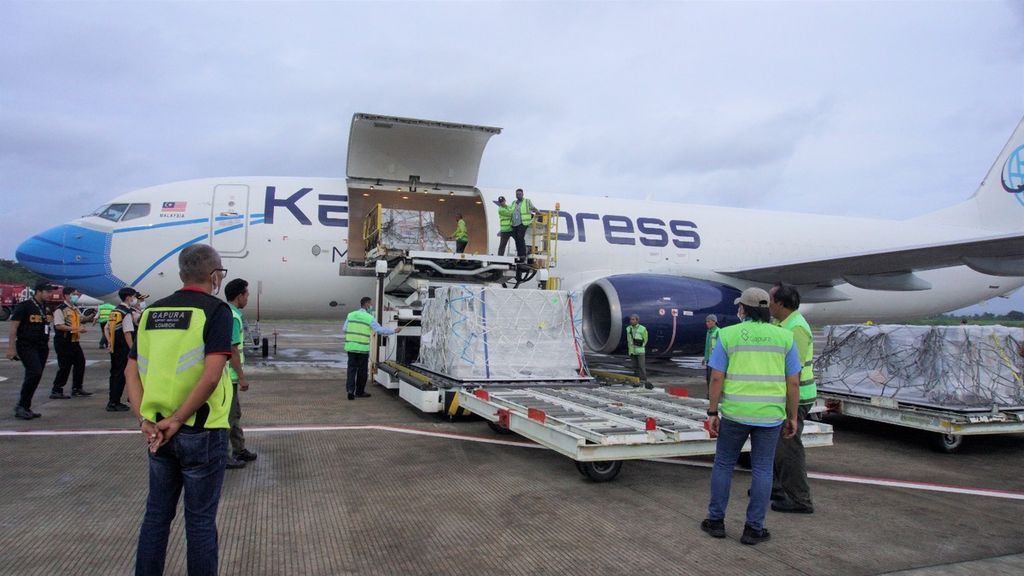 Pesawat kedua yang membawa logistik WSBK 2023 Mandalika tiba di Bandara Lombok, Rabu (1/3/2023) pagi.
