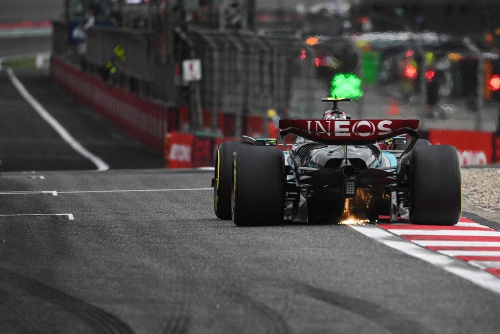 Pebalap Mercedes, Lewis Hamilton, memacu mobilnya saat sesi kualifikasi srint balap Formula 1 seri China di Shanghai, Jumat (19/4/2024).