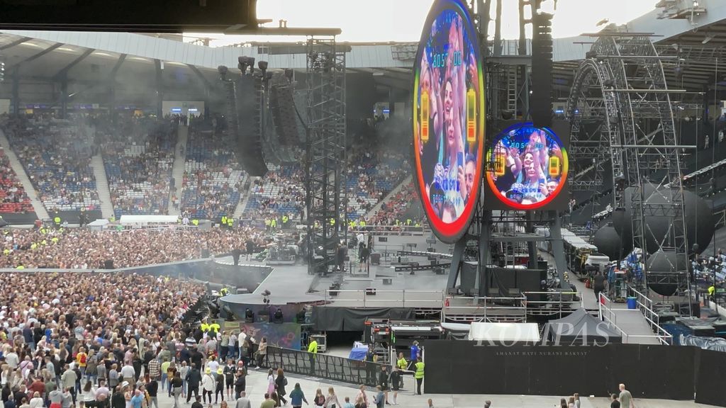 Layar panggung menunjukkan daya listrik yang dikonversi dari lompatan pengunjung di area kinetik sebelum konser Coldplay di Stadion Hampden Park, Glasgow, Skotlandia, Britania Raya, Selasa (23/8/2022)