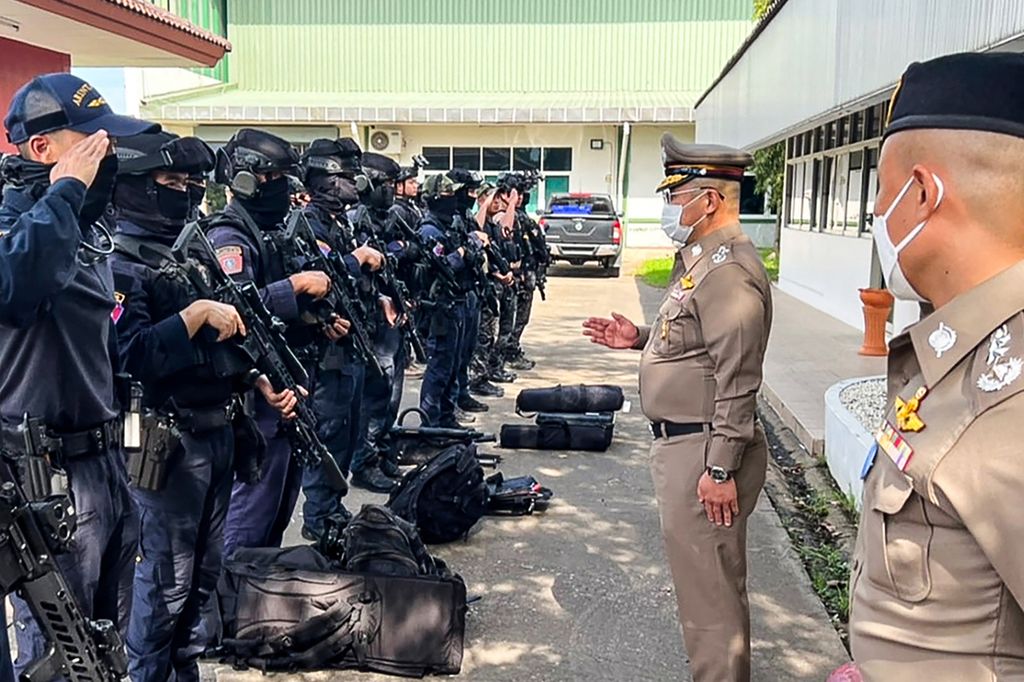 Dalam foto yang dirilis oleh Kepolisian Kerajaan Thailand pada Kamis (6/10/2022) memperlihatkan Komandan Polisi Nasional Damrongsak Kittiprapat tengah memberi arahan kepada tim operasi yang akan menangani serangan pada tempat penitipan anak di Uthai Sawan. 