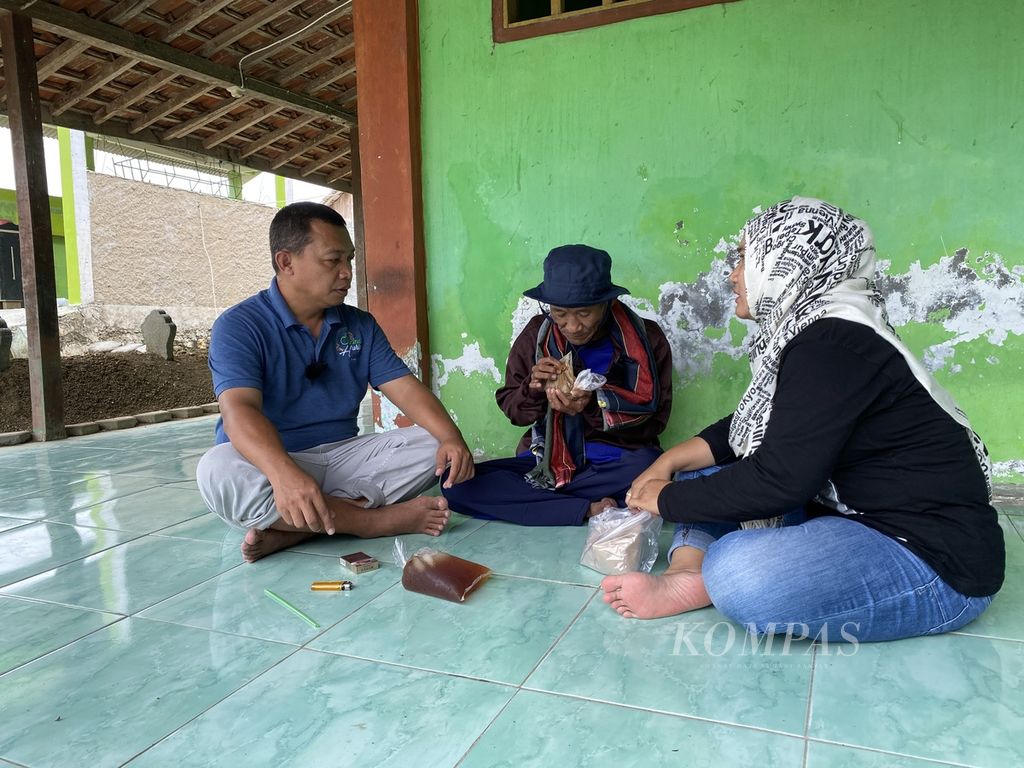 Sukaryo Adi Putra  and Heni Mustikaningati  chat with people with mental disorders in the Village of Responsibility, Responsibility, District Grobogan, Central Java, Saturday (5/2/2022).