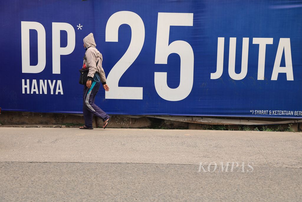 Sebuah iklan penawaran properti terpasang di kawasan Babakan, Tangerang Selatan, Banten, Jumat (23/9/2022). 