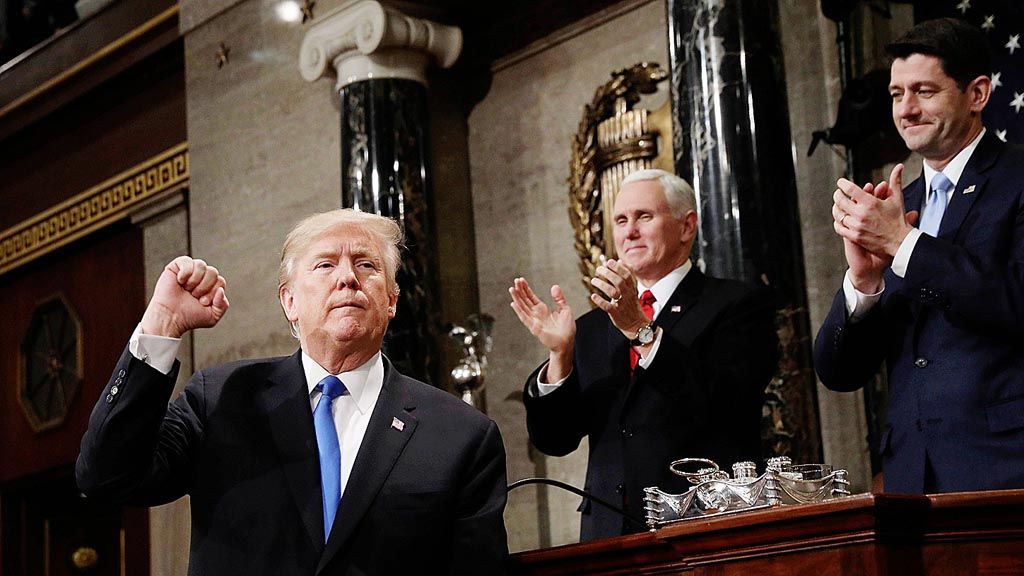 Presiden  Amerika  Serikat Donald Trump  memberikan isyarat dari podium di depan Wakil Presiden AS Mike Pence (tengah) dan Ketua DPR AS Paul Ryan (kanan) saat pidato kenegaraan pertamanya, Selasa (30/1), di Capitol Hill, Washington, AS. Dalam pidato itu, Trump mengangkat sejumlah isu, seperti nuklir Korea Utara, perbatasan,  dan ajakan untuk bersatu.